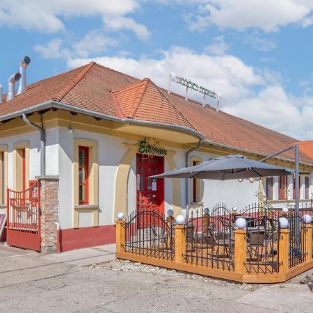 Szatymaz 100 Eves Fogado Bed & Breakfast エクステリア 写真
