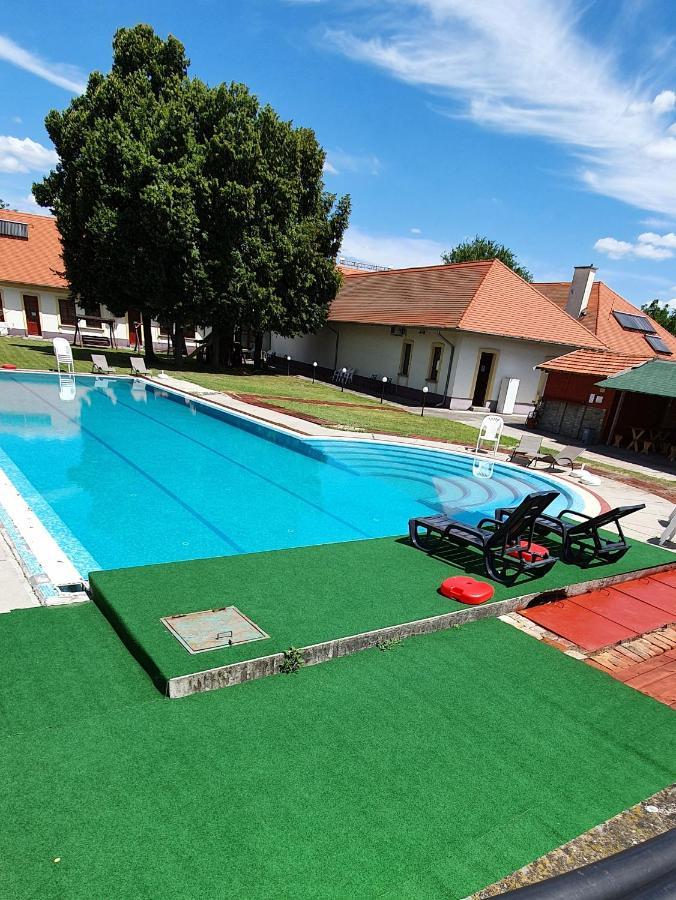 Szatymaz 100 Eves Fogado Bed & Breakfast エクステリア 写真