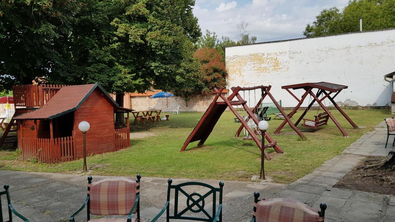 Szatymaz 100 Eves Fogado Bed & Breakfast エクステリア 写真